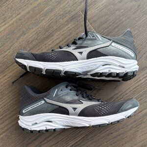 Mizuno Women’s Wave Inspire 15 Athletic Shoes - Black and White Size 8.5